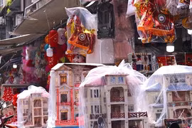 Lên phố cổ sắm hàng hiệu cho người cõi âm