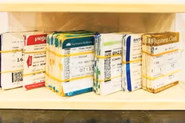 Thầy giáo trẻ gây ấn tượng với bộ sưu tập 301 thẻ lên máy bay