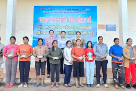 Trao tặng 200 thẻ BHYT cho người có hoàn cảnh khó khăn tại phường Chi Lăng 