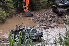 Lâm Đồng: Tìm thấy thi thể 4 du khách trên xe jeep bị lũ cuốn trôi
