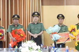 Thưởng nóng lực lượng bắt một người Trung Quốc trốn truy nã ở Đà Nẵng