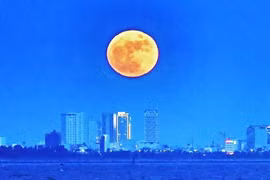 Giải đáp về thiên văn học: Tại sao mặt trăng nhìn lớn hơn khi ở chân trời?