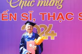 Cụ ông 74 tuổi vẫn lấy bằng thạc sĩ