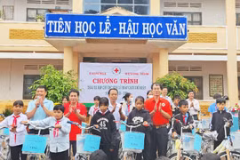Tặng 15 chiếc xe đạp cho học sinh khó khăn xã Ia Pnôn