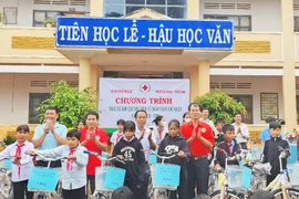 Tặng 15 chiếc xe đạp cho học sinh khó khăn xã Ia Pnôn