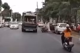 Tài xế mở cửa ôtô bất cẩn, người phụ nữ đi xe máy chết thảm