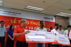 Hai người đến từ TP HCM cùng nhận thưởng giải Jackpot 1 và 2 của Vietlott