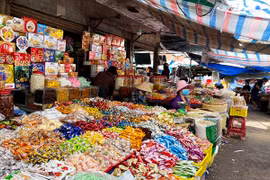 Tiểu thương “dài cổ” ngóng khách