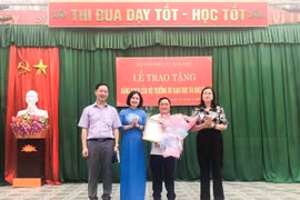 Tặng bằng khen của Bộ trưởng Bộ GD-ĐT cho giáo viên khuyết tật tiêu biểu