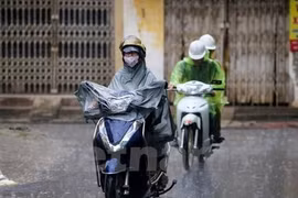 Khu vực Bắc Bộ mưa dông cục bộ, Trung Bộ có nơi nắng nóng