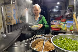 Quán mì hoành thánh 50 năm chỉ bán ăn đêm 