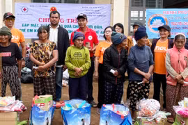 Tặng quà cho người nghèo và trẻ em khó khăn các xã Đê Ar, Đak Krong và Kon Pne