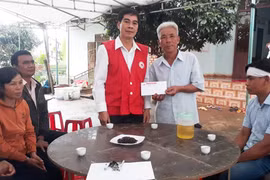 Thăm và hỗ trợ gia đình nạn nhân trong vụ tai nạn giao thông ở Ia Phìn