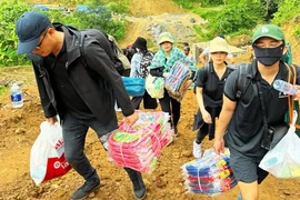 Lan tỏa trên mạng xã hội: Nhóm bạn trẻ 'cõng' nụ cười lên Nam Trà My 