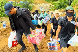 Lan tỏa trên mạng xã hội: Nhóm bạn trẻ 'cõng' nụ cười lên Nam Trà My 