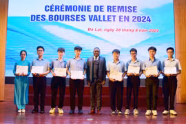 8 học sinh Trường THPT chuyên Hùng Vương nhận học bổng Vallet năm 2024