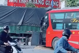 Xe khách dính chặt xe đầu kéo, nhiều người bị thương