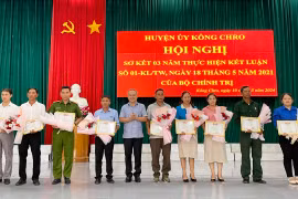 Kông Chro: Khen thưởng 16 tập thể, 31 cá nhân xuất sắc trong học tập và làm theo Bác