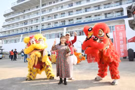 Tàu khách Trung Quốc đầu tiên đưa hơn 700 du khách đến Hạ Long