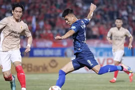 Hàng công HAGL báo động đỏ, chờ 'Zico Thái' Kiatisak ra tay