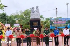 Khánh thành Tượng đài 'Bác Hồ với chiến sỹ biên phòng' ở vùng biên Đắk Lắk