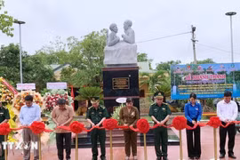 Khánh thành Tượng đài 'Bác Hồ với chiến sỹ biên phòng' ở vùng biên Đắk Lắk