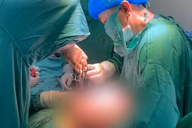 Bụng to bất thường, người phụ nữ mang khối u buồng trứng khổng lồ