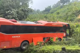 Xe khách BKS của TP HCM chở 38 người, mất phanh lao vào taluy dương ở Sa Pa