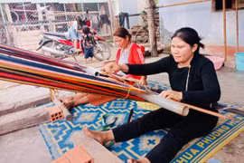 Phụ nữ Ia Rsươm bảo tồn nghề dệt truyền thống