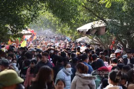 Sao lại xoa thần hổ chữa bệnh, đốt vàng mã cầu may, nhét tiền tay Phật cầu lộc ! 