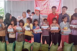 Tặng quà cho người nghèo và học sinh khó khăn huyện Chư Pưh, Chư Sê