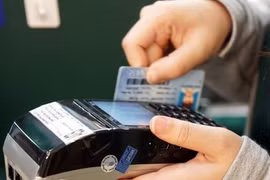 Tìm nạn nhân của thủ đoạn rút tiền mặt không lãi suất từ thẻ tín dụng