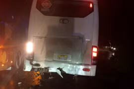 Xe tải nghi mất phanh được xe khách 'dìu' xuống dốc đèo Đại Ninh, 3 người bị thương