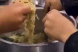 Vụ 11 học sinh ăn 2 gói mì tôm chan cơm: Hiệu trưởng bị khai trừ ra khỏi Đảng