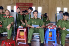 Cán bộ, chiến sĩ Tiểu đoàn Cảnh sát cơ động số 01 Tây Nguyên hiến máu tình nguyện