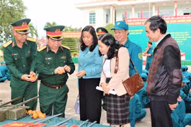 Xây dựng lực lượng vũ trang tỉnh vững mạnh về chính trị, tư tưởng