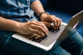 Quen để laptop lên đùi khi làm việc, chàng trai suy giảm tinh trùng