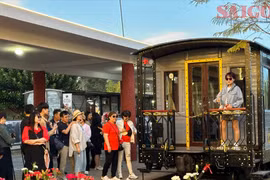 Tàu lửa cổ Đà Lạt chính thức chạy đêm phục vụ khách