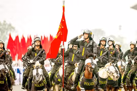 Cảnh sát cơ động trình diễn sức mạnh