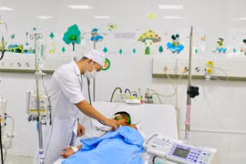 Cứu sống bé trai 8 tuổi bị ong vò vẽ đốt hơn 60 mũi