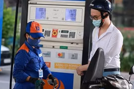 Vì sao giá xăng dầu thế giới giảm, Việt Nam tăng 5 lần liên tiếp?