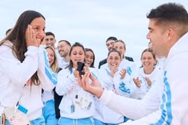 VĐV cầu hôn bạn gái ngay trước lễ khai mạc Olympic Paris 2024