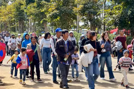 Hàng nghìn tín đồ, du khách đổ xô về lễ hội Đức Mẹ Măng Đen