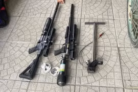 Đang đi chợ, người phụ nữ bị đạn bắn trúng ngực