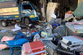 Xe tải tông thẳng vào nhà dân khiến 2 người tử vong