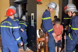 Giải cứu bé trai 11 tuổi mắc kẹt trong thang máy