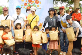 Thăm, tặng quà trẻ em tại huyện Đak Đoa, Kông Chro