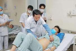 Hi hữu, bố có 4 quả thận, con gái có 3 quả thận trong người