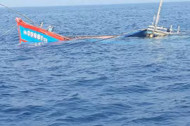 Tàu cá Quảng Nam bị một tàu sắt đâm chìm 