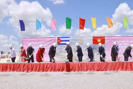 Chủ tịch Quốc hội Vương Đình Huệ cắt băng khánh thành 2 nhà máy ở Cuba 